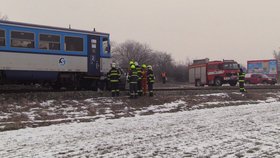 Při srážce vlaku s autem na Mělnicku dnes zemřel člověk.