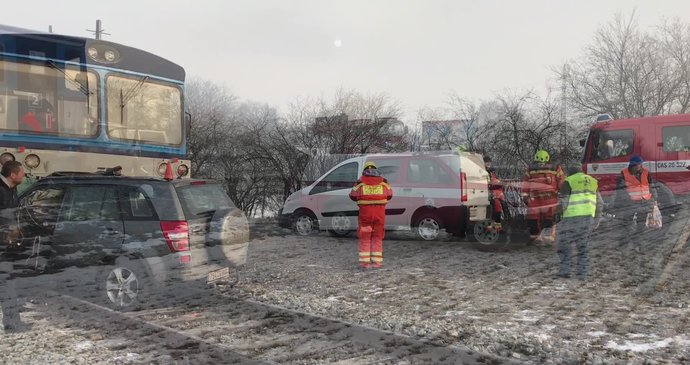 Nehoda vlaku a osobního automobilu na Mělnicku