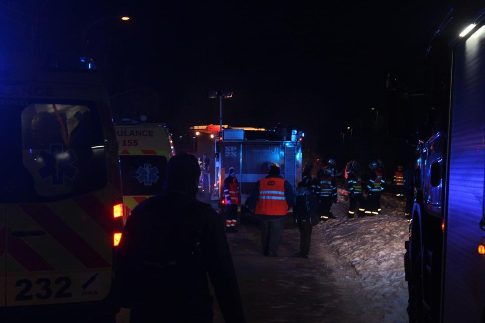 Tragické ráno: Tři mrtví po srážce auta s vlakem ve Vejprnicích