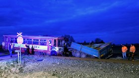 Na Nymbursku se srazil vlak s kamionem. 