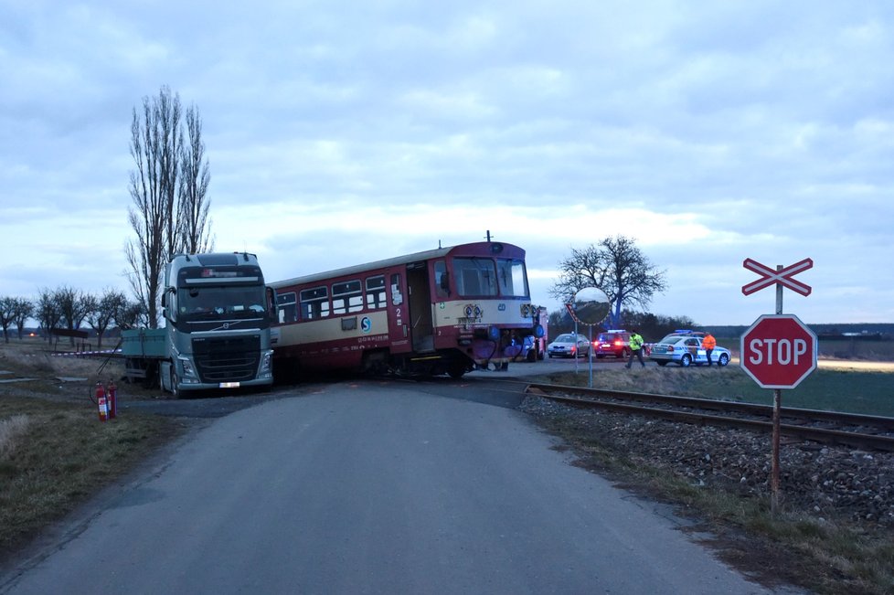 Na Nymbursku se srazil vlak s kamionem. 