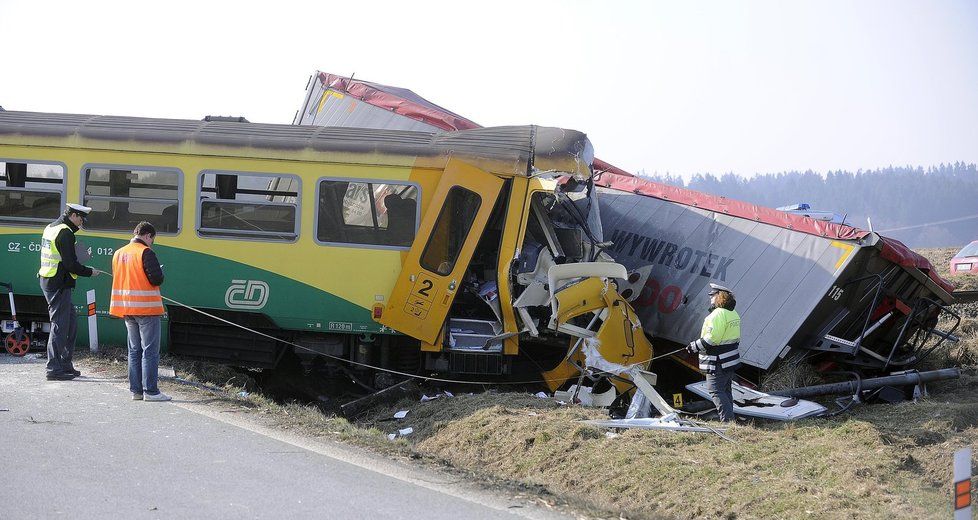 Nehoda na přejezdu: U Obrataně se srazil vlak s kamionem.