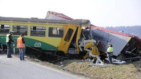 Nehoda na přejezdu: U Obrataně se srazil vlak s kamionem