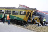 Vlak se srazil s kamionem: 11 zraněných na Pelhřimovsku