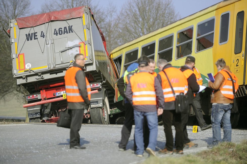 Nehoda na přejezdu: U Obrataně se srazil vlak s kamionem.