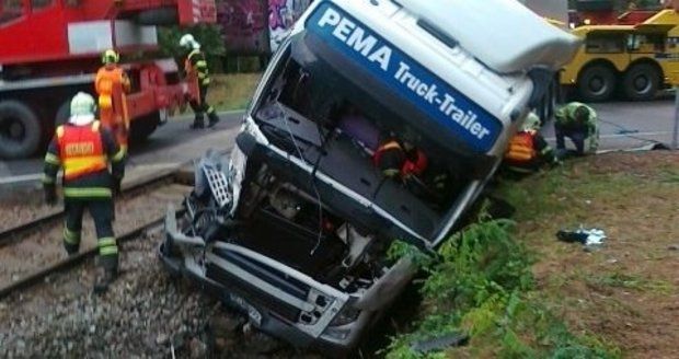 Řidič kamionu na Jindřichohradecku projel závorami přímo do projíždějícího nákladního vlaku.