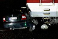 U Čáslavi smetl vlak auto: Řidič zahynul, nehoda zastavila provoz na trati