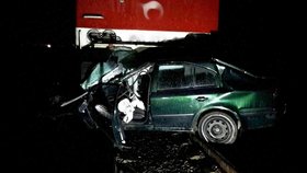 Drsný výjev. Řidič oktávky uvázl ve čtvrtek v noci na přejezdu v Lanžhotě, do auta za pár minut narazil rychlík. Nehoda se obešla bez zranění, celková škoda dosáhla téměř půl milionu.