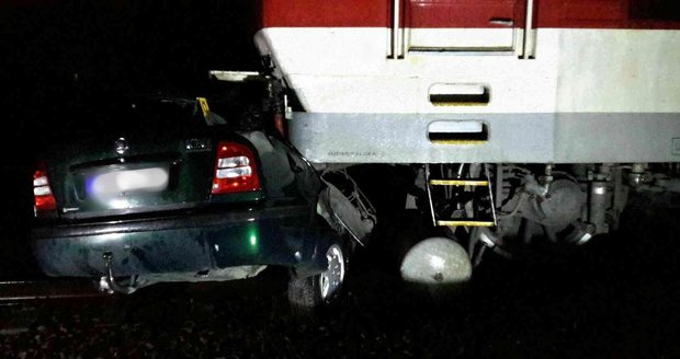 U Čáslavi smetl vlak auto: Řidič zahynul, nehoda zastavila provoz na trati