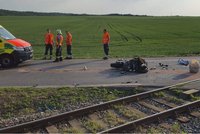 Tragická nehoda motorkáře na Kolínsku: Srážku s vlakem nepřežil