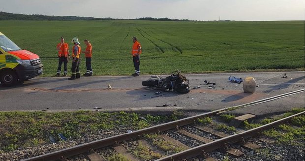 Vlak na Táborsku smetl motorkáře (†37), muž zraněním podlehl