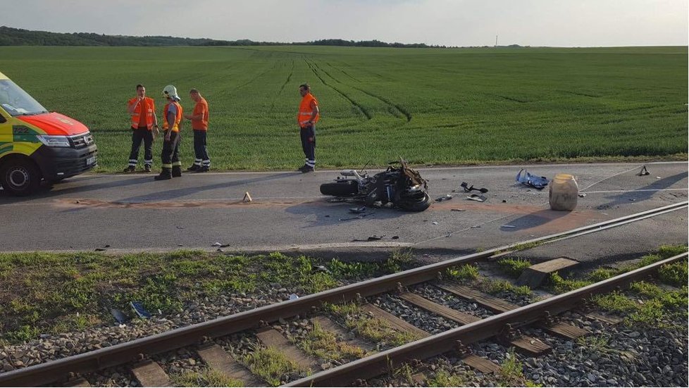 V Kralupech nad Vltavou zemřel motocyklista po střetu s vlakem.