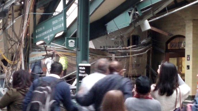 Nehoda vlaku na nádraží v americkém Hobokenu