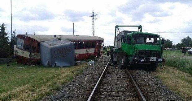 Na Břeclavsku se srazil vlak s náklaďákem