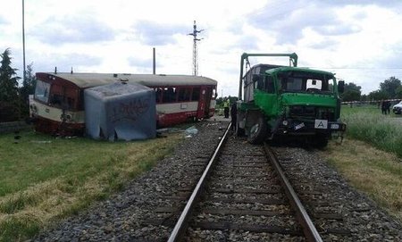 Na Břeclavsku se srazil vlak s náklaďákem.