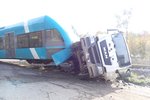 U Valašského Meziříčí se srazil vlak s náklaďákem: Po nehodě vykolejil