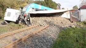 U Valašského Meziříčí se srazil vlak s náklaďákem: Po nehodě vykolejil