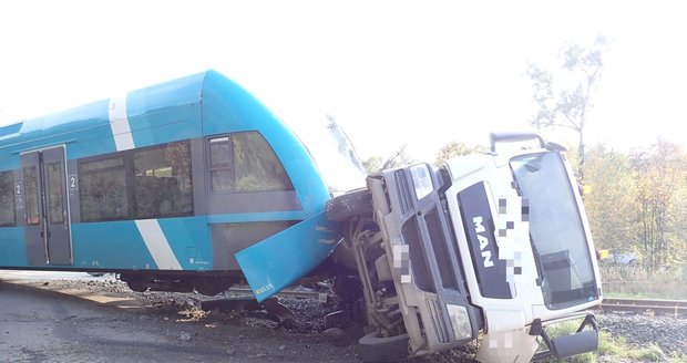 U Valašského Meziříčí se srazil vlak s náklaďákem: Po nehodě vykolejil