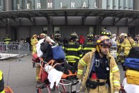 V New Yorku vykolejil vlak. Na místě bylo přes 100 zraněných