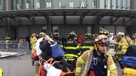V New Yorku vykolejil vlak, přes 100 lidí se zranilo.