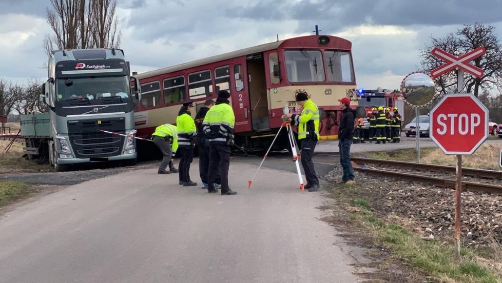 Na Nymbursku se střetl vlak s náklaďákem. Zranilo se pět lidí, z toho tři děti.