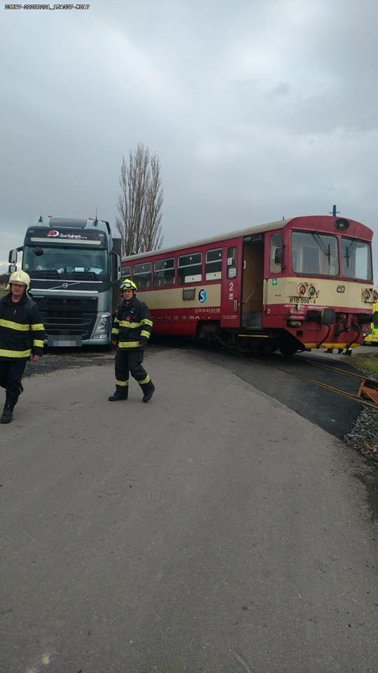 Na Nymbursku se střetl vlak s náklaďákem. Zranilo se pět lidí, z toho tři děti.