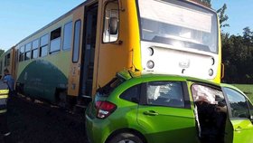 Vlak se srazil s automobilem u Velké Bystřice na Olomoucku: Dvě ženy musely do nemocnice