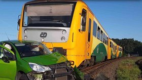 Vlak se srazil s automobilem u Velké Bystřice na Olomoucku: Dvě ženy musely do nemocnice