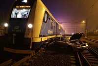 Prásk a vlak smetl na přejezdu osobák: Řidič pobíhal kolem, vymrštěné auto "sejmulo" i jeho