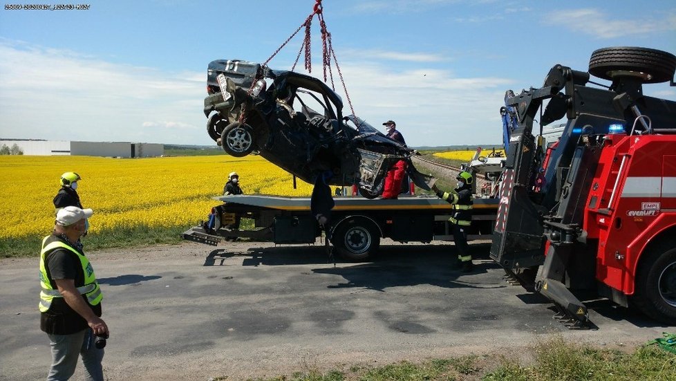 Při srážce auta s vlakem u Nýřan na Plzeňsku zemřeli čtyři lidé.