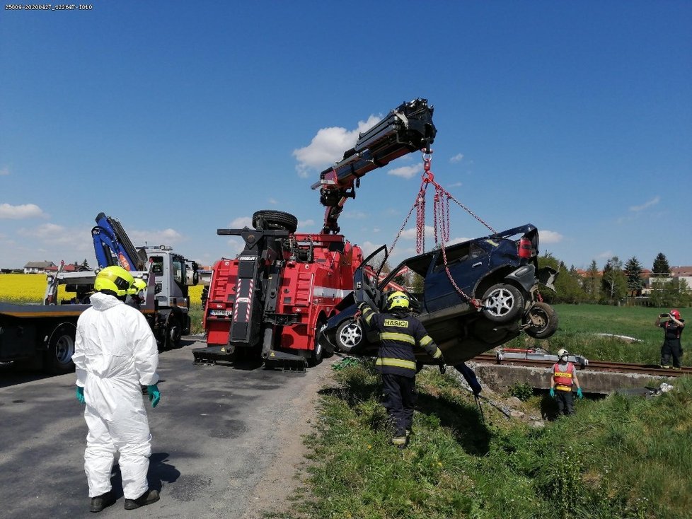 Při srážce auta s vlakem u Nýřan na Plzeňsku zemřela mladá žena a dvě děti.