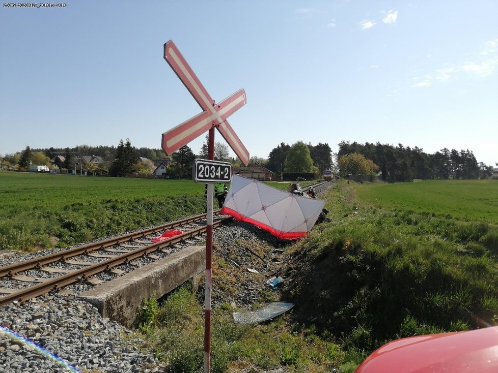 Při srážce auta s vlakem u Nýřan na Plzeňsku zemřela mladá žena a dvě děti.