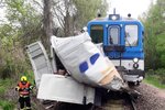 Osobní vlak se u Plzně srazil s dodávkou.