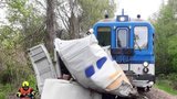 Mladý řidič vjel na přejezd, když blikala červená: Vlak ho smetl