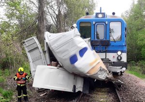 Osobní vlak se u Plzně srazil s dodávkou.