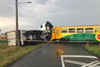 Osm hodin práce s vykolejeným vlakem a kamionem: 10 zraněných mělo naražené nohy a hrudník