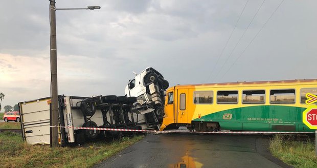Osm hodin práce s vykolejeným vlakem a kamionem: 10 zraněných mělo naražené nohy a hrudník