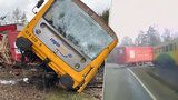 Drsná srážka kamionu s houkajícím vlakem: Řidiči za ni hrozí pět let vězení!