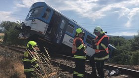 Vážná nehoda na Rakovnicku. Vlak boural do dodávky