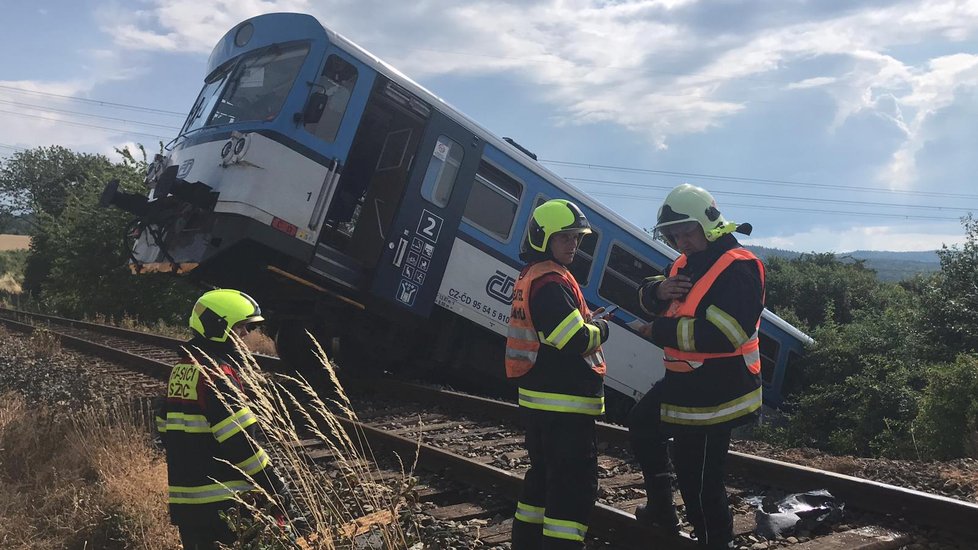 Vážná nehoda na Rakovnicku. Vlak boural do dodávky.