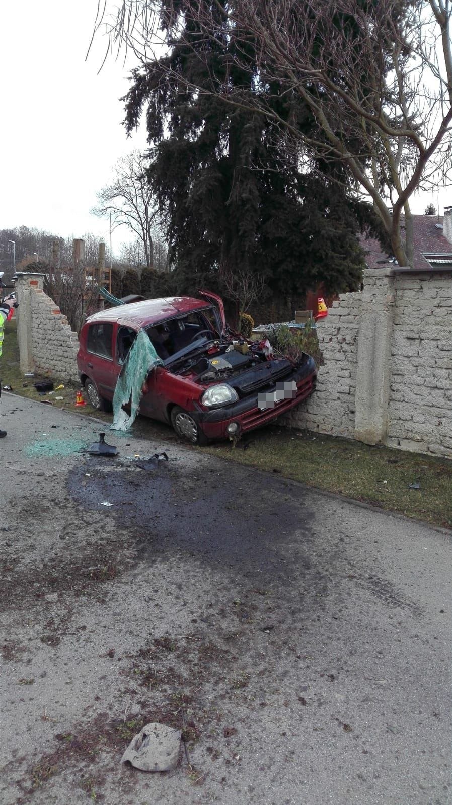 Děsivá nehoda na Olomoucku: Rychlík smetl auto s dětmi!