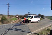 Na Benešovsku se střetl vlak se sanitkou: Jeden zraněný!