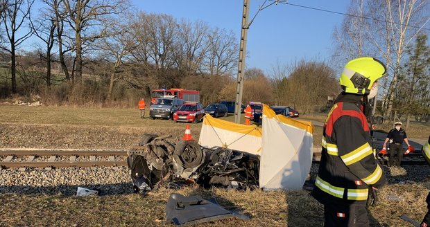 Tragická nehoda u Nedabyle: Řidič osobáku nepřežil střet s vlakem