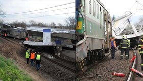 Srážka dvou nákladních vlaků u obce Žalhostice způsobila zastavení dopravy a škodu 100 milionů Kč.