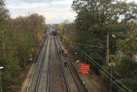 Vlak ve Strašnicích usmrtil chodce: Provoz na trati zastavili