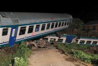U Turína po srážce s kamionem vykolejil vlak: Dva mrtví a přes dvacet zraněných