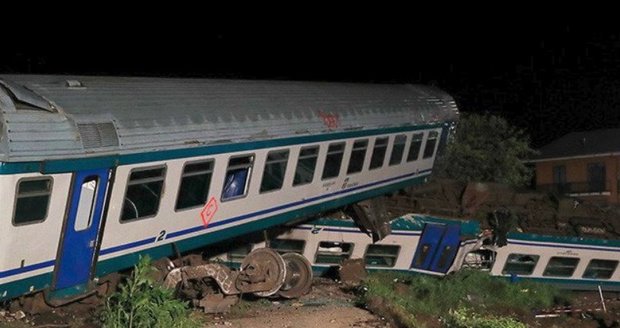 U Turína po srážce s kamionem vykolejil vlak: Dva mrtví a přes dvacet zraněných
