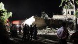 Děsivá železniční nehoda: Vlak vykolejil a narazil do domu! Dva lidé mrtví, sedm zraněných