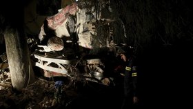 Děsivá železniční nehoda: Vlak vykolejil a narazil do domu!