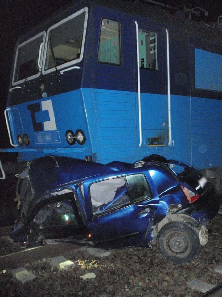 Řidič nechal stát na přejezdu auto, které se mu porouchalo. Do vozu narazil nákladní vlak.